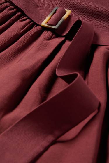 Dámské - Šaty fit & flare s páskem - bordeaux