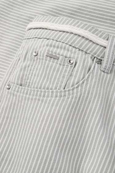 Damen - Wide Leg Jeans mit Gürtel - Mid Waist - gestreift - weiss / grau