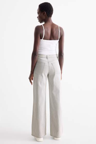Damen - Wide Leg Jeans mit Gürtel - Mid Waist - gestreift - weiss / grau