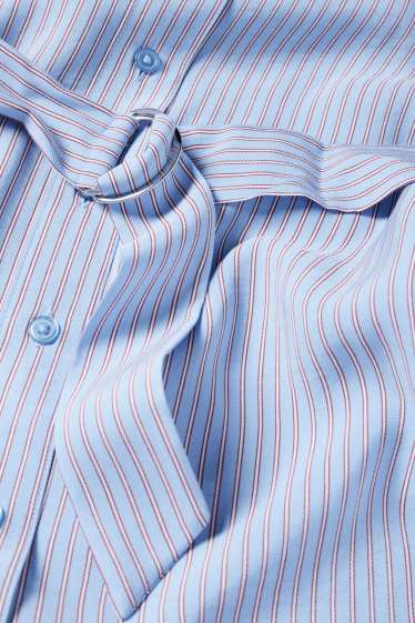 Femmes - Robe-chemisier à ceinture - à rayures - bleu clair