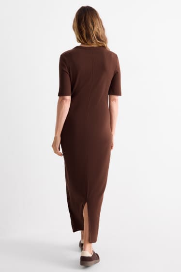 Femei - Rochie-tricou - reiată - maro închis