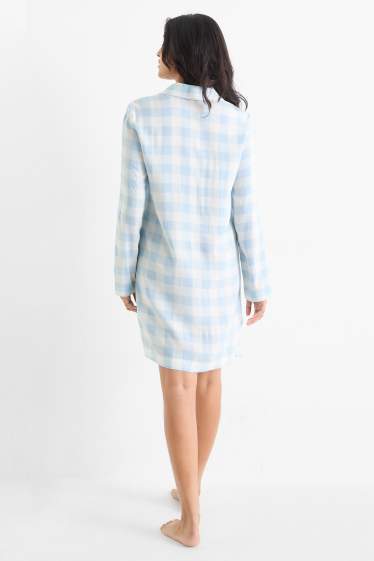 Femei - Cămașă de noapte din viscoză - în carouri - alb / albastru deschis