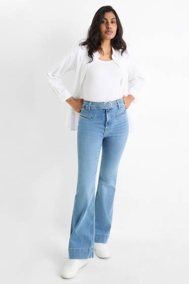 Damen - Flared Jeans mit Gürtel - High Waist - LYCRA® - hellblau