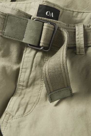 Bărbați - Pantaloni scurţi cargo cu curea - verde