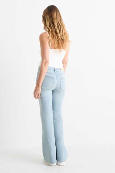 Femei - Flared jeans - talie medie - albastru deschis