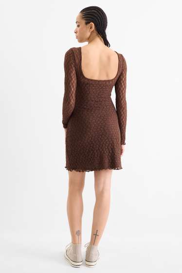 Dona - Vestit de blonda - marró