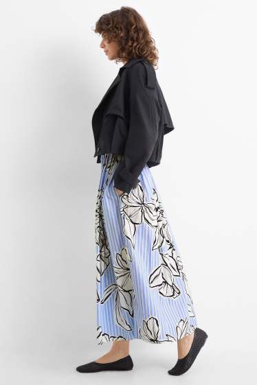 Dona - Faldilla prisada - de ratlles - de flors - blanc/blau