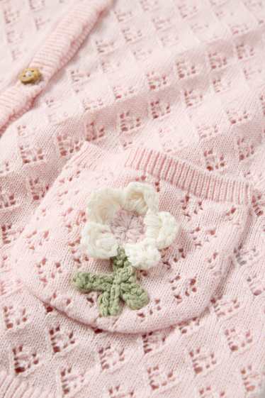 Baby: meisjes - Bloemetje - babycardigan met gehaakte versiering - roze