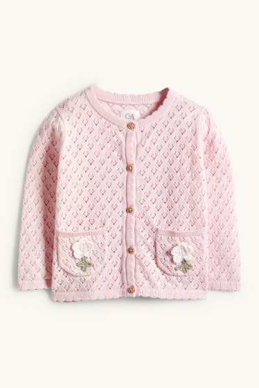 Baby: meisjes - Bloemetje - babycardigan met gehaakte versiering - roze
