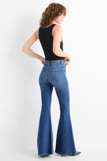 Kobiety - Flared jeans - wysoki stan - niebieski
