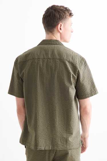 Home - Camisa - relaxed fit - coll solapa - verd fosc