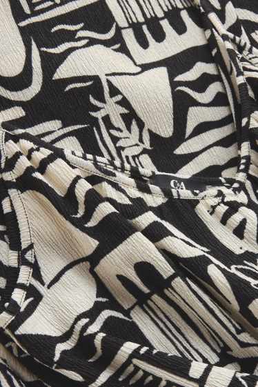 Femei - Salopetă cu decolteu în V și curea - cu model - negru / alb