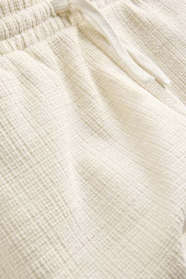 Bărbați - Pantaloni scurți de trening - structurați - alb-crem