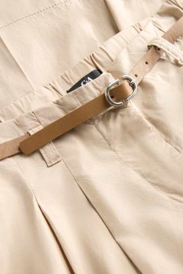 Donna - Pantaloni di stoffa corti con cintura - vita alta - gamba ampia - beige