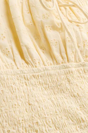 Femmes - Chemisier court - broderie anglaise - abricot