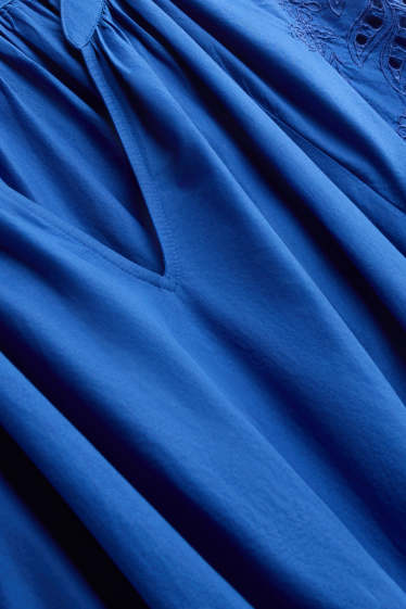 Damen - A-Linien Kleid mit V-Ausschnitt - Broderie Anglaise - blau
