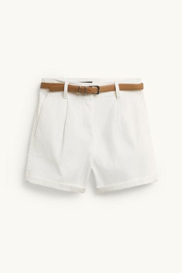 Femei - Pantaloni scurți cu curea - talie înaltă - alb