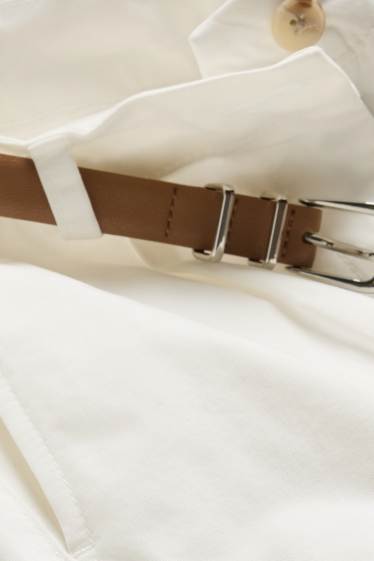 Femei - Pantaloni scurți cu curea - talie înaltă - alb