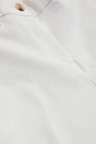Femei - Bermude - talie medie - alb