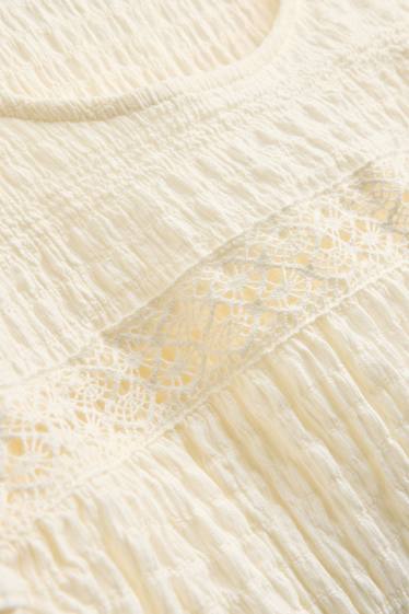 Dames - T-shirt - regular fit - met structuur - crème wit