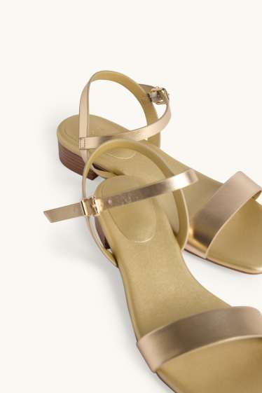 Damen - Sandalen - Lederimitat - Glanz-Effekt - gold