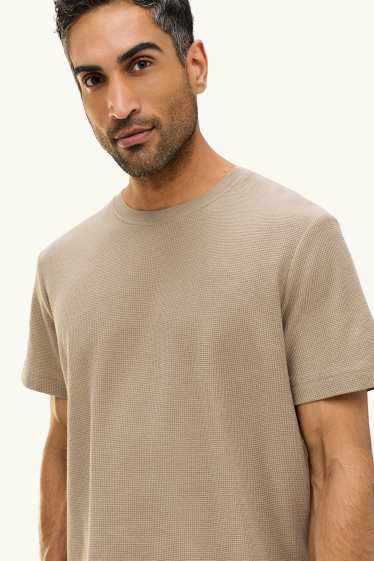 Heren - T-shirt - regular fit - met structuur - lichtbruin