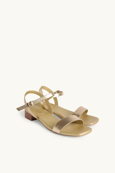 Damen - Sandalen - Lederimitat - Glanz-Effekt - gold