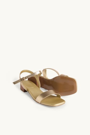 Damen - Sandalen - Lederimitat - Glanz-Effekt - gold