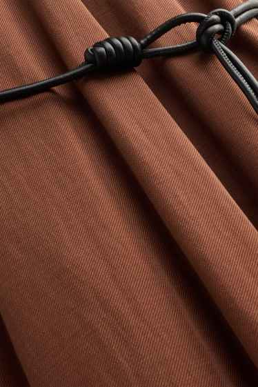Damen - Fit & Flare Kleid mit Gürtel und V-Ausschnitt - braun
