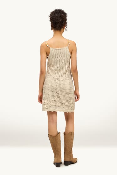 Femei - Rochie din tricot - bej deschis