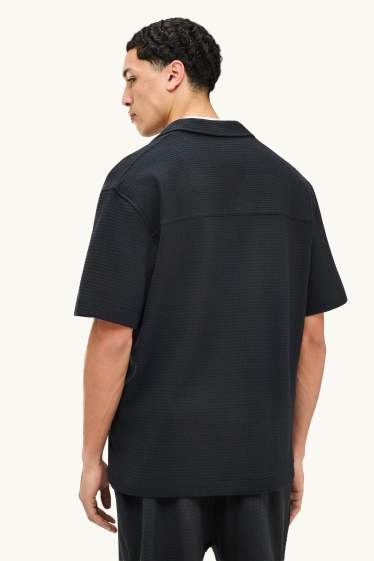 Home - Camisa - relaxed fit - coll solapa - texturada - negre