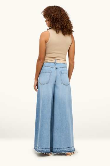Women - Wide leg jeans with belt - mid-rise waist - light blue