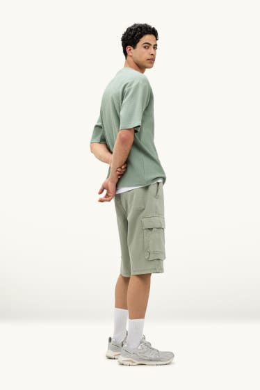 Hombre - Pantalón corto tipo cargo - verde
