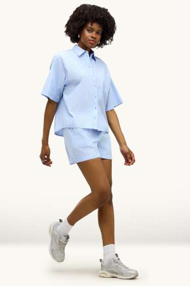 Femmes - Short - mid waist - à rayures - blanc / bleu clair