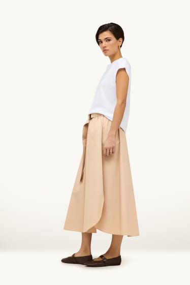 Femmes - Jupe avec ceinture - rose