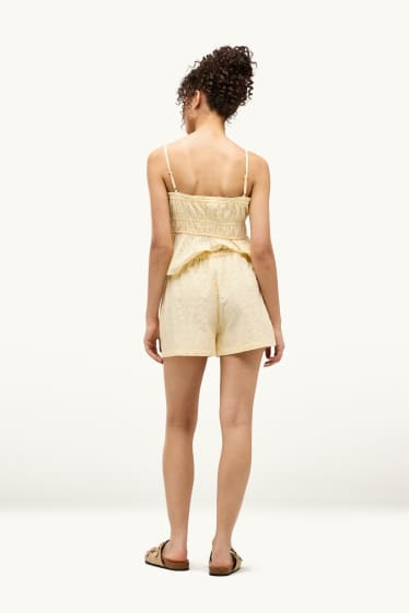 Femmes - Short - mid waist - broderie anglaise - jaune