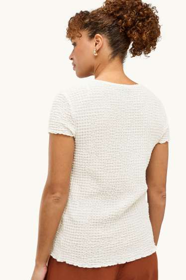 Dames - T-shirt met V-hals en knoopsluiting - regular fit - crèmekleurig