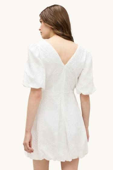 Damen - Kleid mit V-Ausschnitt - geblümt - weiß