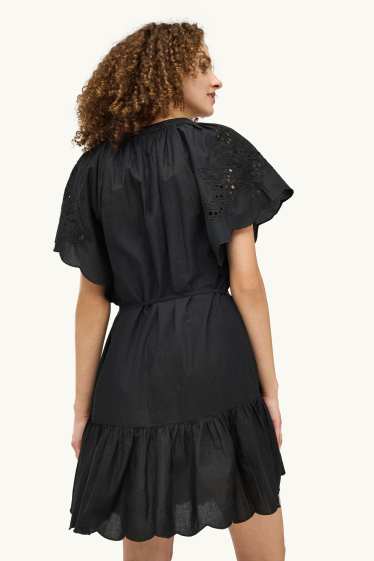 Damen - A-Linien Kleid mit V-Ausschnitt - Broderie Anglaise - schwarz
