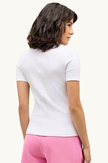 Dámské - Tričko s výstřihem ve tvaru V - slim fit - jemně žebrované - bílá