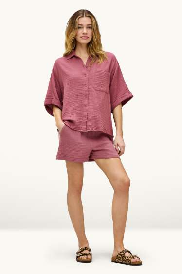 Women - Cheesecloth shorts - mid-rise waist - light red