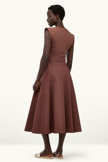 Femei - Rochie fit & flare cu curea - maro