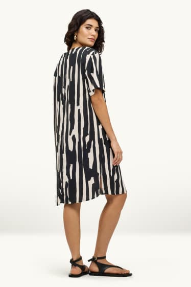 Femmes - Robe en viscose avec encolure en V - à motif - noir / blanc