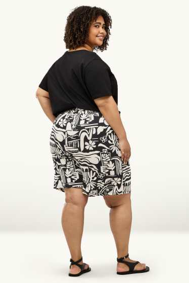 Women - Shorts - mid-rise waist - patterned - white / black