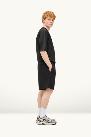 Men - Shorts - black