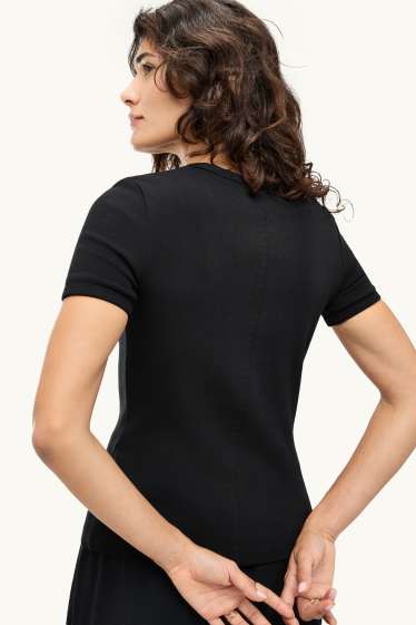 Dona - Samarreta de màniga curta amb coll en punta - slim fit - canalé fi - negre/vermell