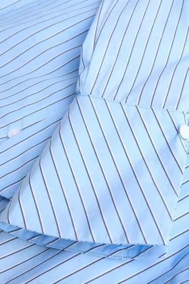 Damen - Hemdbluse mit Knotendetail - gestreift - hellblau