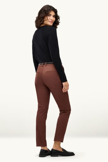 Femei - Pantaloni de stofă cu curea - talie medie - tapered fit - maro