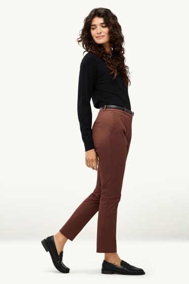 Femei - Pantaloni de stofă cu curea - talie medie - tapered fit - maro