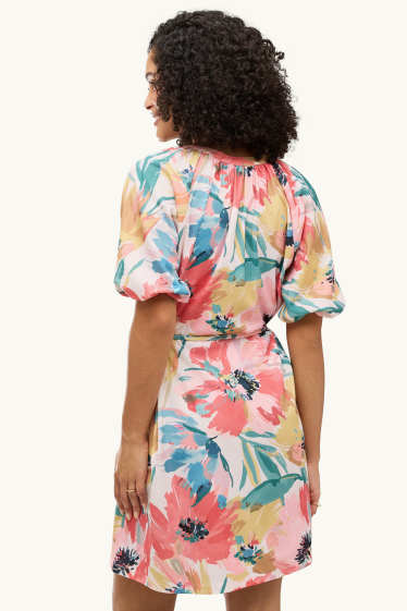 Damen - A-Linien Kleid mit V-Ausschnitt - geblümt - rosa / lachs